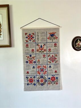 1987 Pennsylvania Dutch Folk Art Calendar Tapestry 16” x 27”